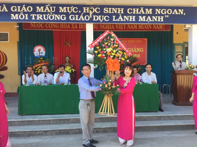 Đồng chí Nguyễn Đắc Tập - UVBTVTU, Phó Chủ tịch UBND thị xã tặng hoa chúc mừng năm học mới